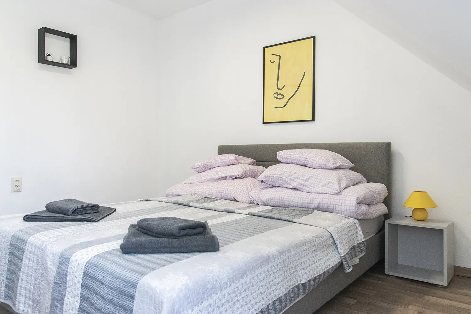 Fedett kültéri kiülő a Telihold Apartman udvarán