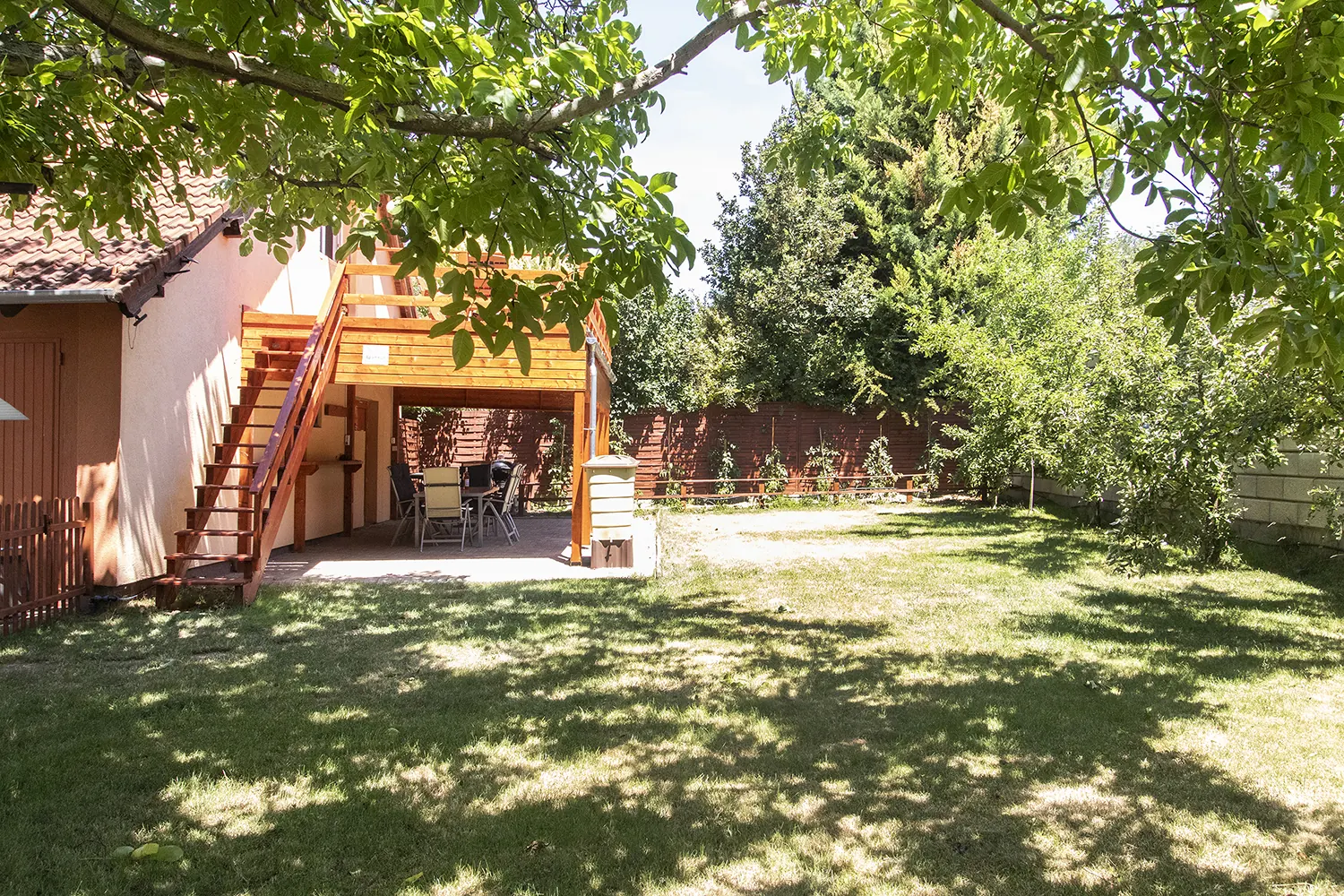 Kényelmes ülőgarnitúra és televízió az apartmanban